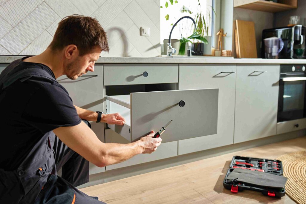 Imagen de técnico realizando pequeños arreglos del hogar